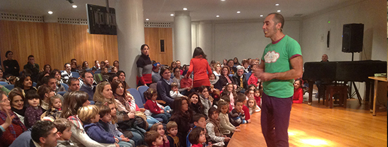 Los niños de Huelva acuden a Caja Rural del Sur a entregar sus juguetes usados y a disfrutar del cuentacuentos ‘Peter Pan’