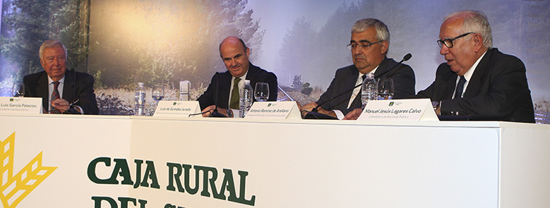 El ministro Luis de Guindos anuncia  que cualquier cambio normativo en las Cajas Rurales se haría por consenso
