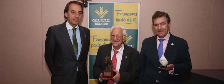 Caja Rural del Sur acoge el homenaje en SICAB a la labor solidaria del Padre Ángel con el premio ‘Pura Raza Española’