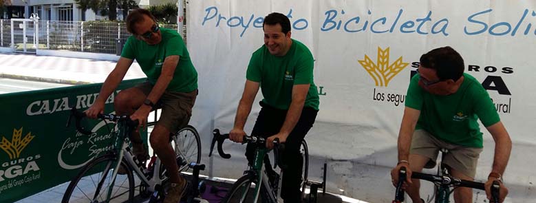 La “Bicicleta Solidaria” de Caja Rural del Sur y Seguros RGA llega en la playa de Valdelagrana a los 1.047 kilómetros solidarios para el Banco de Alimentos