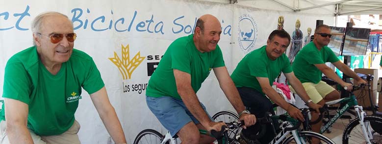 Muchos veraneantes de La Antilla participan en la ‘Bicicleta solidaria’ de Caja Rural en favor del Banco de Alimentos