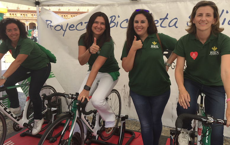 La ‘Bicicleta solidaria’ en la llegada de la vuelta ciclista a España en Tomares