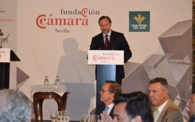 El presidente de Caja Rural del Sur presenta al presidente de la CNMV en el foro empresarial de la Cámara de Comercio de Sevilla