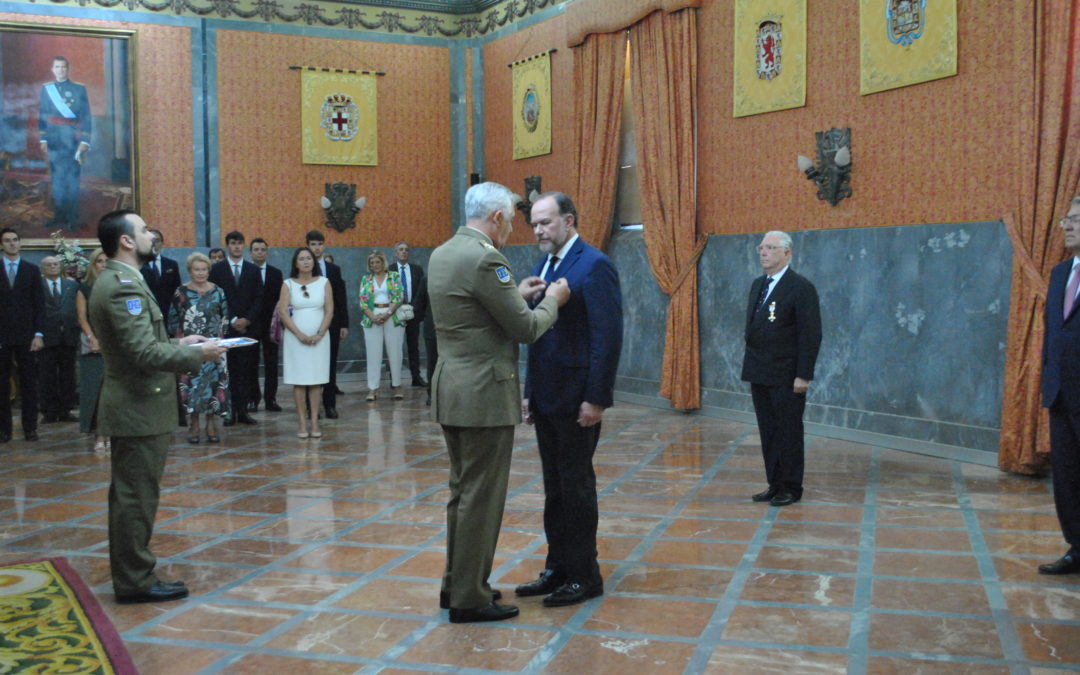 El Presidente de Caja Rural del Sur, José Luis García-Palacios, condecorado con la Cruz al Mérito Militar con distintivo Blanco