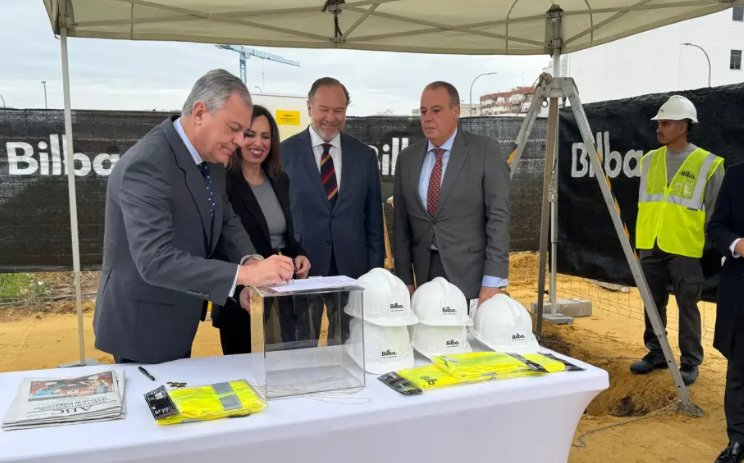 Primera piedra de la VPO de Emvisesa, en el barrio de La Cruz del Campo de Sevilla, financiada por Caja Rural del Sur