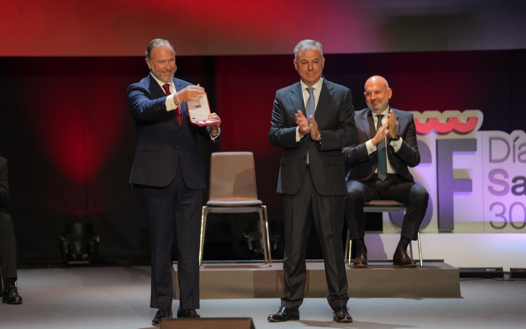 Caja Rural del Sur recibe la Medalla de Sevilla en el Día de San Fernando, patrón de la ciudad