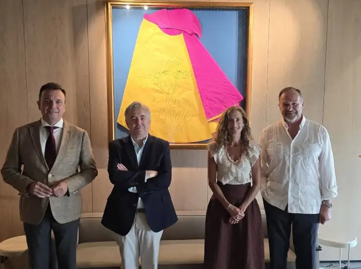 La Fundación Caja Rural del Sur recibe un capote pintado por Fernando Botero