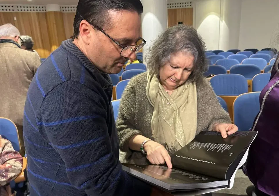 Presentación en Hueva del libro “Voces de la luz” de fotografía y poesía respaldado por Caja Rural del Sur